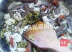 酸菜肥肠鸭血煲的做法图解8