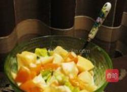 酸奶拌水果包生菜的做法图解1