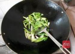 蒜苗炒豆腐的做法图解4