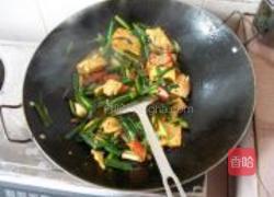 蒜苗炒豆腐的做法图解6