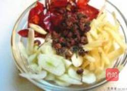 辣白菜芦笋炒鸡胗的做法图解2