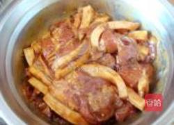 土豆粉蒸肉的做法图解3