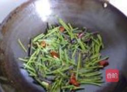 炒酸辣蕨菜的做法图解5