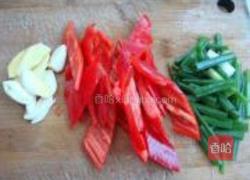 紫苏炒粉肠的做法图解2