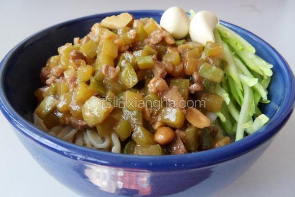 黄瓜肉丁炸酱面