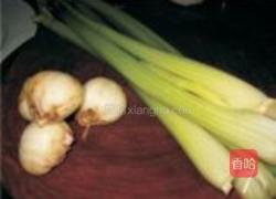 西芹枸杞炒百合的做法图解1