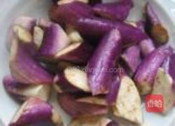 茄子炒黄豆的做法图解1