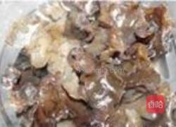 黄花菜炒木耳的做法图解2