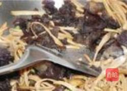 黄花菜炒木耳的做法图解7