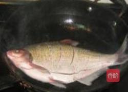 红油豆瓣酱烧鳊鱼的做法图解2