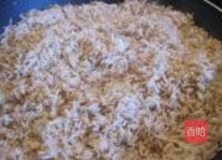 荠菜吞拿鱼炒饭的做法图解5