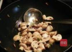 蘑菇炒鸡片的做法图解5