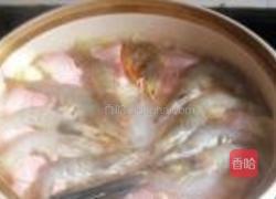 咸肉鲜虾白菜煲的做法图解11