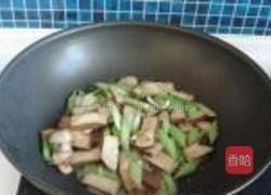 西芹豆干炒肉片的做法图解9