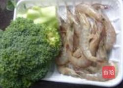 西兰花炒虾的做法图解1
