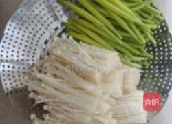 鲜黄花拌金针菇的做法图解2