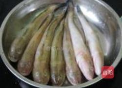 油炸尖梭鱼的做法图解1