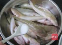 油炸尖梭鱼的做法图解2
