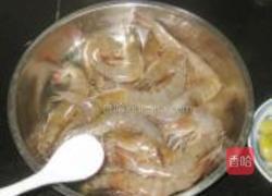 白果青红椒炒对虾的做法图解1