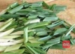 蒜苗炒大肠的做法图解2