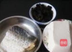 豆腐木耳炖咸青鱼的做法图解1
