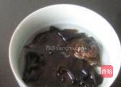豆腐木耳炖咸青鱼的做法图解2
