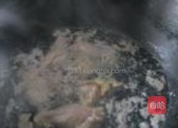 土豆干炖鸡翅根的做法图解2