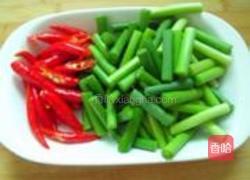 蒜薹菊花胗的做法图解2