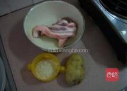 土豆粉蒸肉的做法图解1