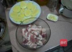 土豆粉蒸肉的做法图解2