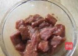 秋葵果仁炒牛肉粒的做法图解1