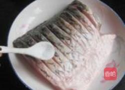 蒜味剁椒蒸青鱼的做法图解2