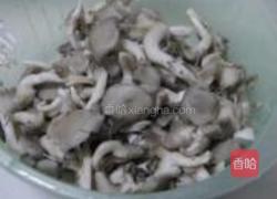 大蒜姬菇炒肉片的做法图解3