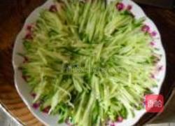 黄瓜木耳拌豆花的做法图解1