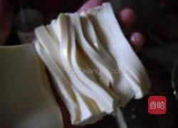 黄瓜木耳拌豆花的做法图解2