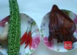 苦瓜炒腊猪耳朵的做法图解1