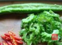 苦瓜炒腊猪耳朵的做法图解4