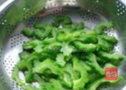 苦瓜炒腊猪耳朵的做法图解6