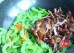 苦瓜炒腊猪耳朵的做法图解8