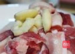 五花肉炒红萝卜丝的做法图解1