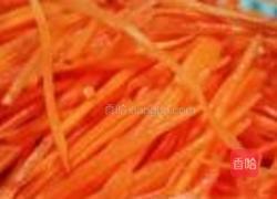 五花肉炒红萝卜丝的做法图解2