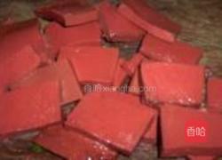 血豆腐肉片炒青蒜的做法图解1