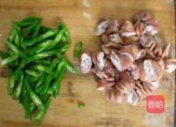 尖椒熘肥肠的做法图解2