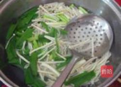 蒜苗拌金针菇的做法图解3
