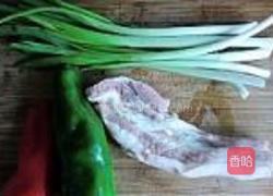 蒜苗香煎肉的做法图解1