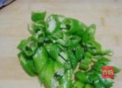 尖椒炒蛋的做法图解1