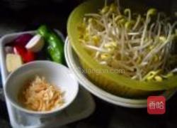 黄豆芽拌辣椒的做法图解1