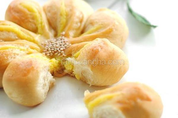 奶黄花形面包