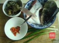 紫苏蒸鱼头的做法图解1
