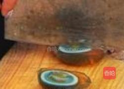 土皮鸭蛋拌辣子的做法图解1